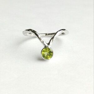 New hammered sterling silver V shaped ring with Peridot